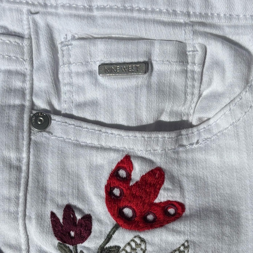 Nine West Jeans White Embroidered Chrystie Capri Women’s Size 14 💥Host Pick💥 - Picture 13 of 15